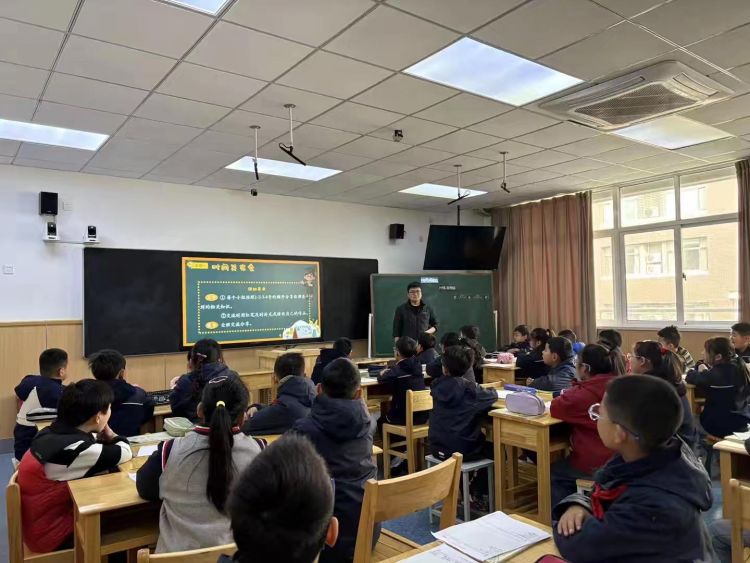 简篇-【灵美龙小·校本教研】“金陵好课堂”:AI赋能助力小班制下的差异化教学——龙潭中心小学数学校本研修系列活动(一)