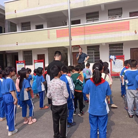 书籍点亮人生 书香洋溢校园——邝家小学四月读书节，共读好书忙。