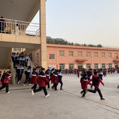 防踩踏演练 筑安全防线一一凌津滩中学防踩踏演练活动