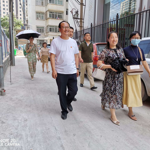 第九党支部慰问十方堂社区老党员和困难户