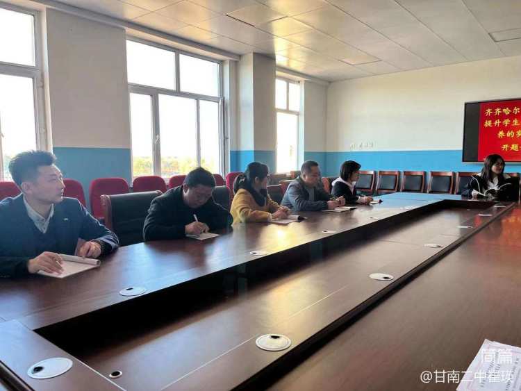 简篇-探索未知,科研浇灌成长;攻坚克难,勇者力攀高峰——“情境创设培养学生语文学科核心素养的实践研究”开题论证会
