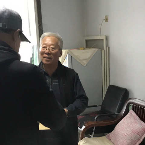台吉街道铁西社区开展春节“慰问困难老党员 浓浓温情暖人心”活动