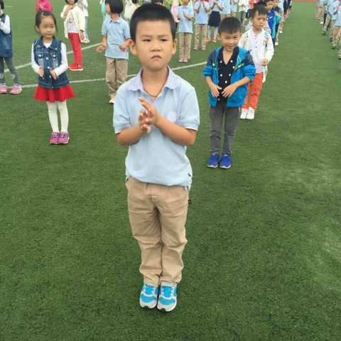 记住这一刻，我们是东阳市外小一5班小朋友刚收到老师传来的早操照片，在操场上的身影，祝你们早日学会早操