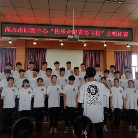 世界很小，请带着梦想一起奔跑；世界很大，请带着坚持努力成长。