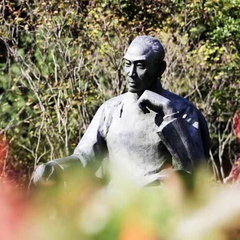 一个城市里的九三先贤雕塑像