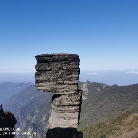 登高梵净山，山高人为峰