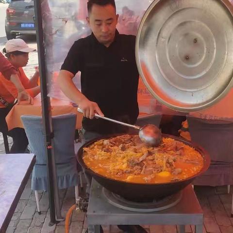 温情关怀暖人心，互助互爱一家亲