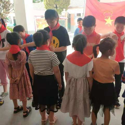 庆六一，涡北镇梅新小学少年先锋队为新队员举行了入队仪式