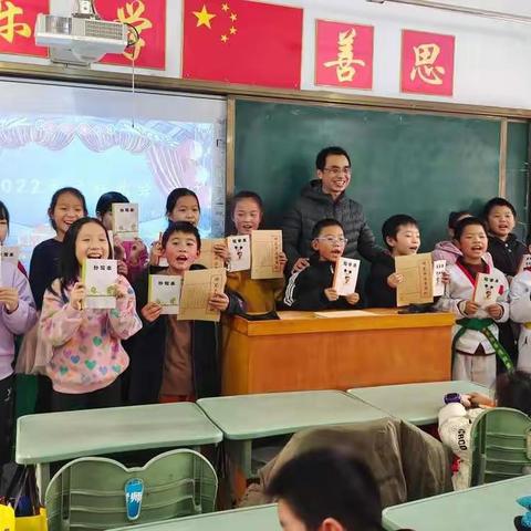 北小郭小学三（2）班举行＂庆元旦＂联欢会