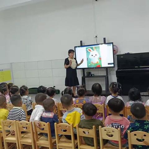 昆仑森林幼儿园小二班快乐绘画课——“小兔穿新衣”粘贴画