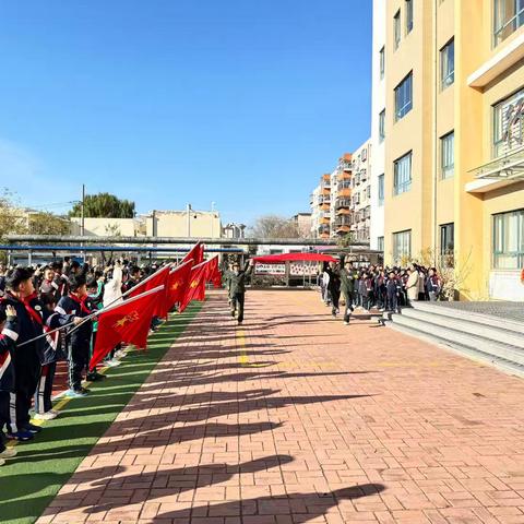 让问候传递温暖——铁新里小学“世界问候日”主题升旗仪式