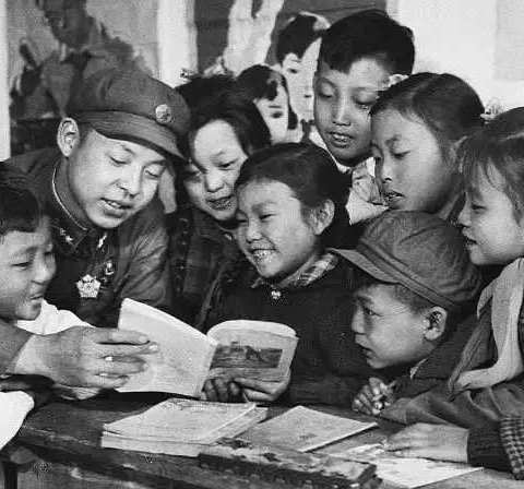 致敬抗疫英雄 争做新时代小雷锋