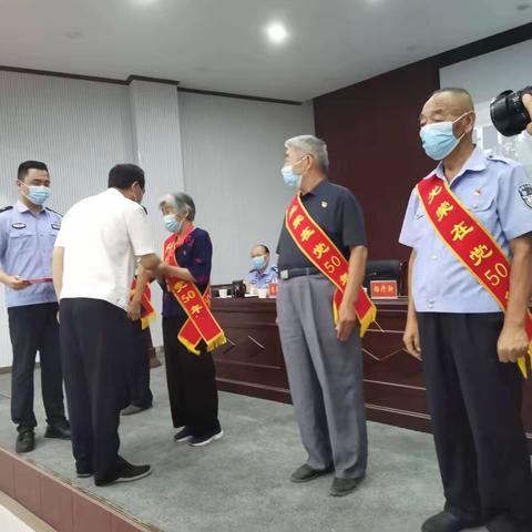 杨开新为老同志颁发“光荣在党50年”纪念章 传承精神 接续奋斗 建设现代化文明监狱