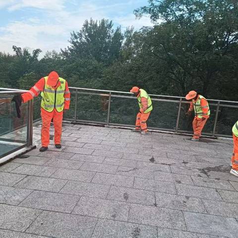 雨后人机配合迅速行动 快速恢复路面洁净畅通