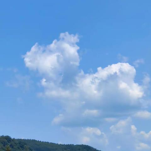 晴空万里，蓝天白云美景如画