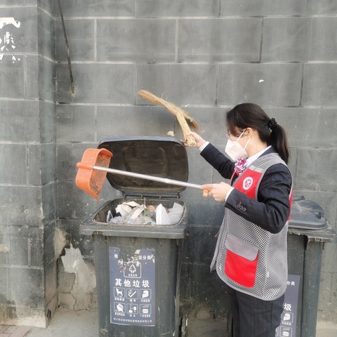 宁夏银行同心路支行开展“环保有我  与您同行”志愿者活动