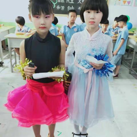 温暖的阳光，诱人的花香。喜悦的笑脸，激动的胸膛。连小草都在欢乐的歌唱。这一切都在提醒着我们六一儿童节来了