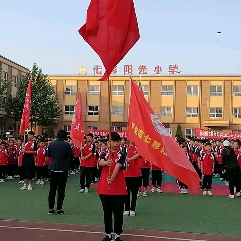 三百小学生徒步研学，一帮红马甲全程护航