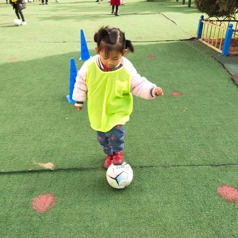 溢彩童年   快乐无限——灵武市崇兴镇中心幼儿园萌娃足球训练（五）