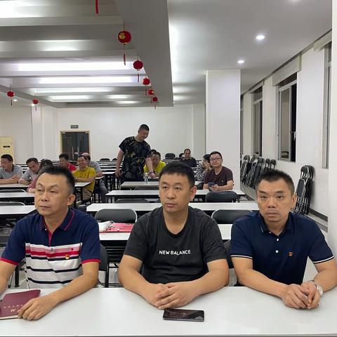 市质安站第二党支部组织党员观看《党的光辉历程》的党课节目