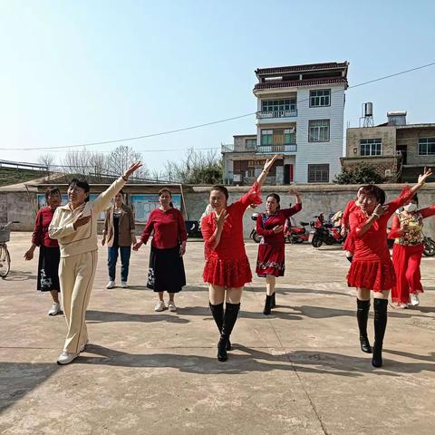 “春暖花开季，浓情女神节”