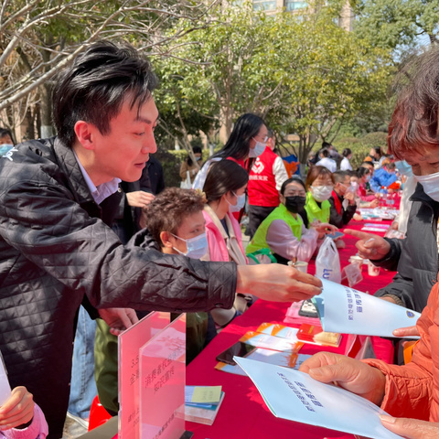 热心宣传显担当，雷锋精神薪火传——建行奉贤解放中路支行学雷锋日宣传活动