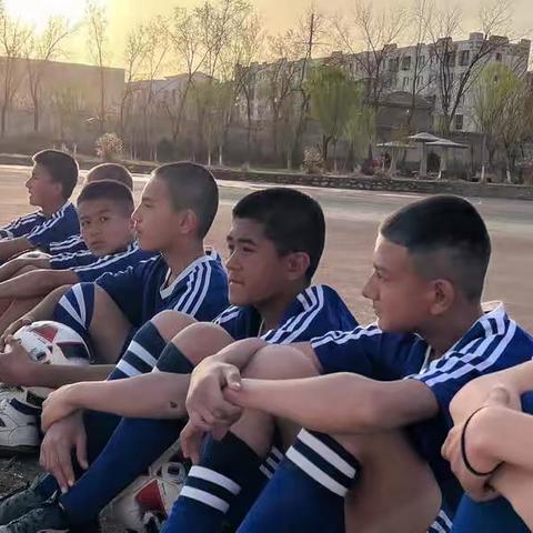 “奔跑吧！少年！”  -记和静县第二中学八年级组青少年足球联赛活动