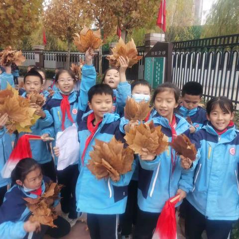 一“叶”知秋                              ——四年三班同学捡落叶活动