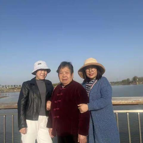 春江水暖鸭先知，情满东湖醉此时