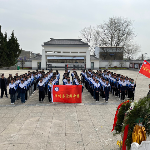 “缅怀革命先烈，弘扬爱国主义精神”五河县沱湖学校开展清明祭英烈远足活动