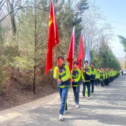 缅怀革命先烈 赓续红色血脉——城关中学开展清明祭扫暨"行走的思政课"主题活动