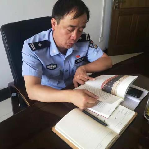 交警三大队青岗岭中队组织民警学习《梁家河》牢固树立为民服务意识