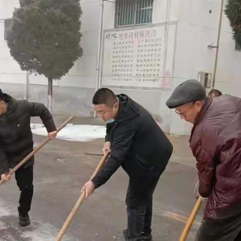 西庄镇干部和党家村两委干部为民办实事，帮扶慰问贫困户和困难家庭。