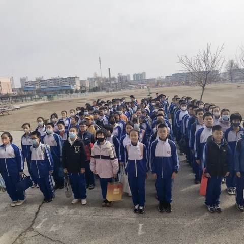 青山座座皆巍峨，壮心上下勇求索。——抚顺市第四十二中学七年级素质教育学校活动纪实