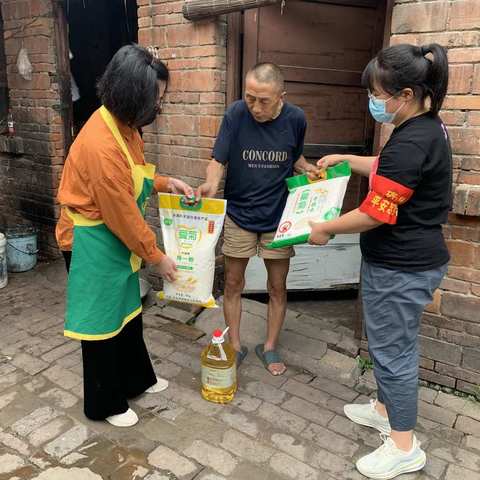 三五三八社区携手爱心企业走访慰问困难群众