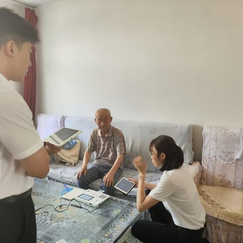 工行那达慕西街支行开展上门暖心服务活动