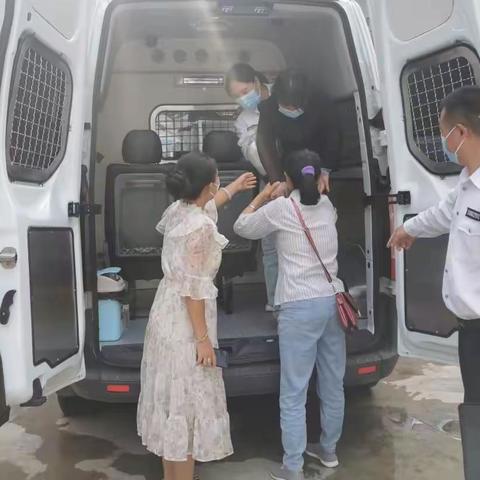 智障女深夜流浪街头，救助站多方施救助其返乡与亲人团聚！