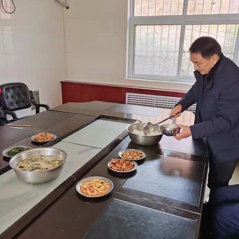 新安县民政局局长王新营带领局领导班子成员春节慰问养老机构