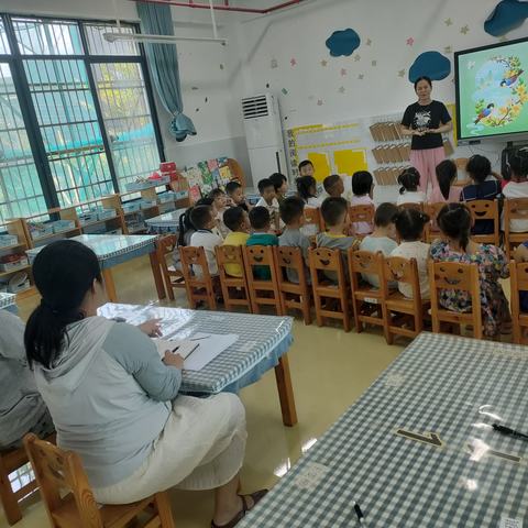 临高县临城江南幼儿园“培养小班幼儿用餐习惯的实践研究”小课题研究课《我会收拾餐具》纪实