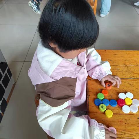 瓶盖变变变——东文山幼儿园大班班级日志