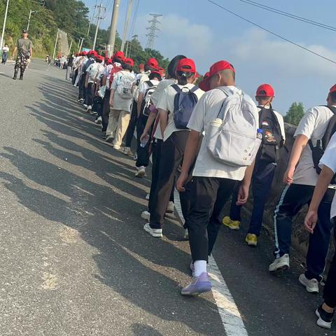 用脚步丈量意志 用汗水书写青春  一中锦山 2028 届(9)班