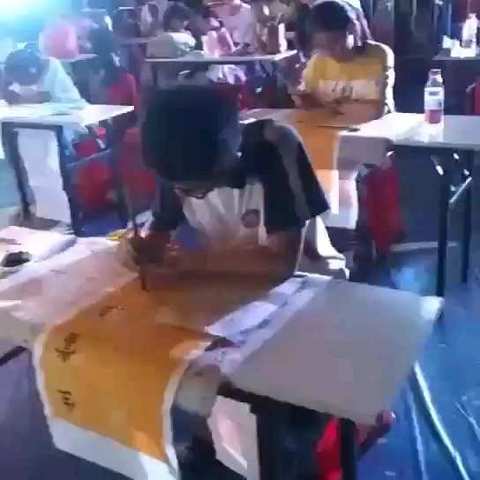 邓启书院优秀学生应邀参加东景城首届文化艺术节现场书法秀活动，博得举办方和广大观众的阵阵喝彩