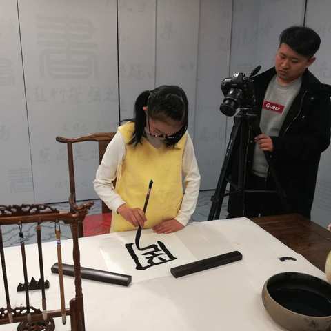 祝贺邓启书院优秀学生李帅、李诗甜、吴玄子、刘博文等同学应邀上湖北省电视台写书法啦！📣📣📣