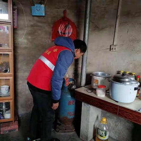 四更村网格员入户排查用电用火安全