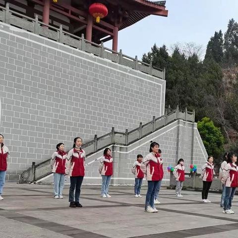 春暖花开，与爱同行