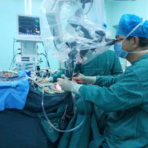 近日我科成功完成两例大脑动-静脉血管畸形手术切除术