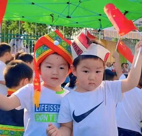 东城幼儿园小班主题一《幼儿园真好》之《看一看》