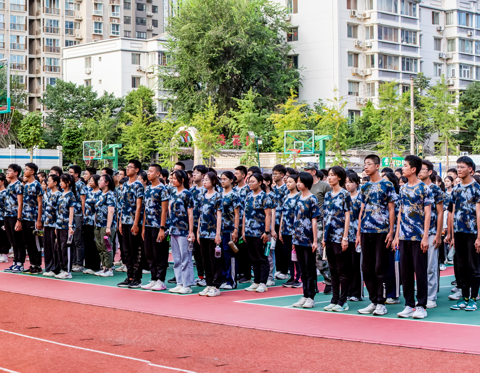 骄阳不坠青云志，沙场练兵铸军魂