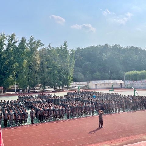 军训磨砺展风采，英姿飒爽向未来——鲁山县江河高级中学高一新生军训考核暨总结表彰大会