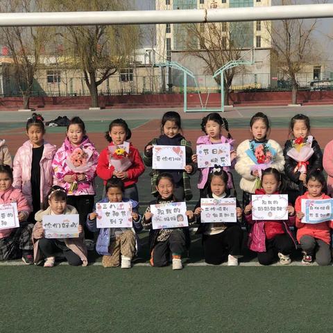 薛城区兴仁中心幼儿园大班——爱在春天里，暖心女神节